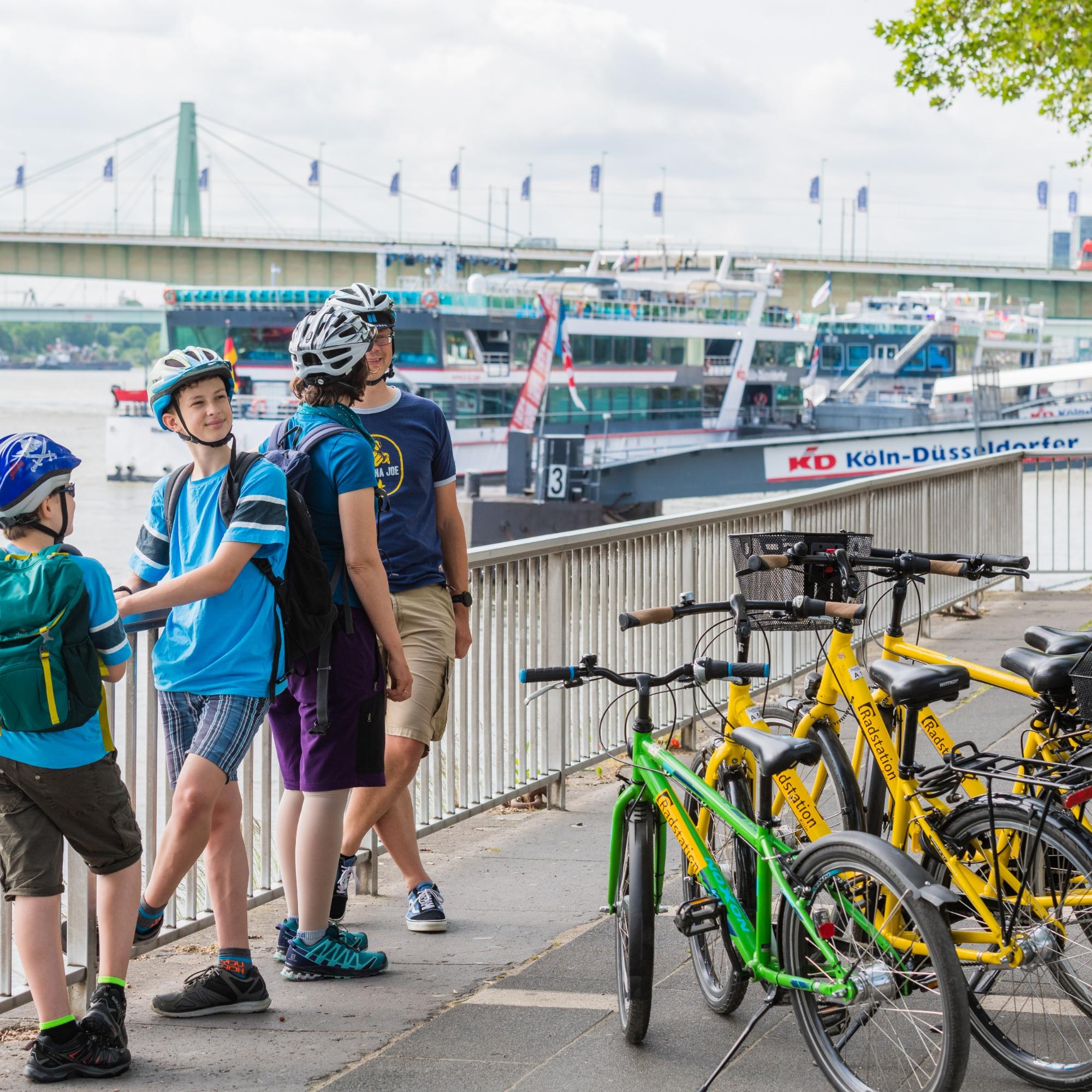 Touristen nutzen Radstationsangebote von IN VIA Köln