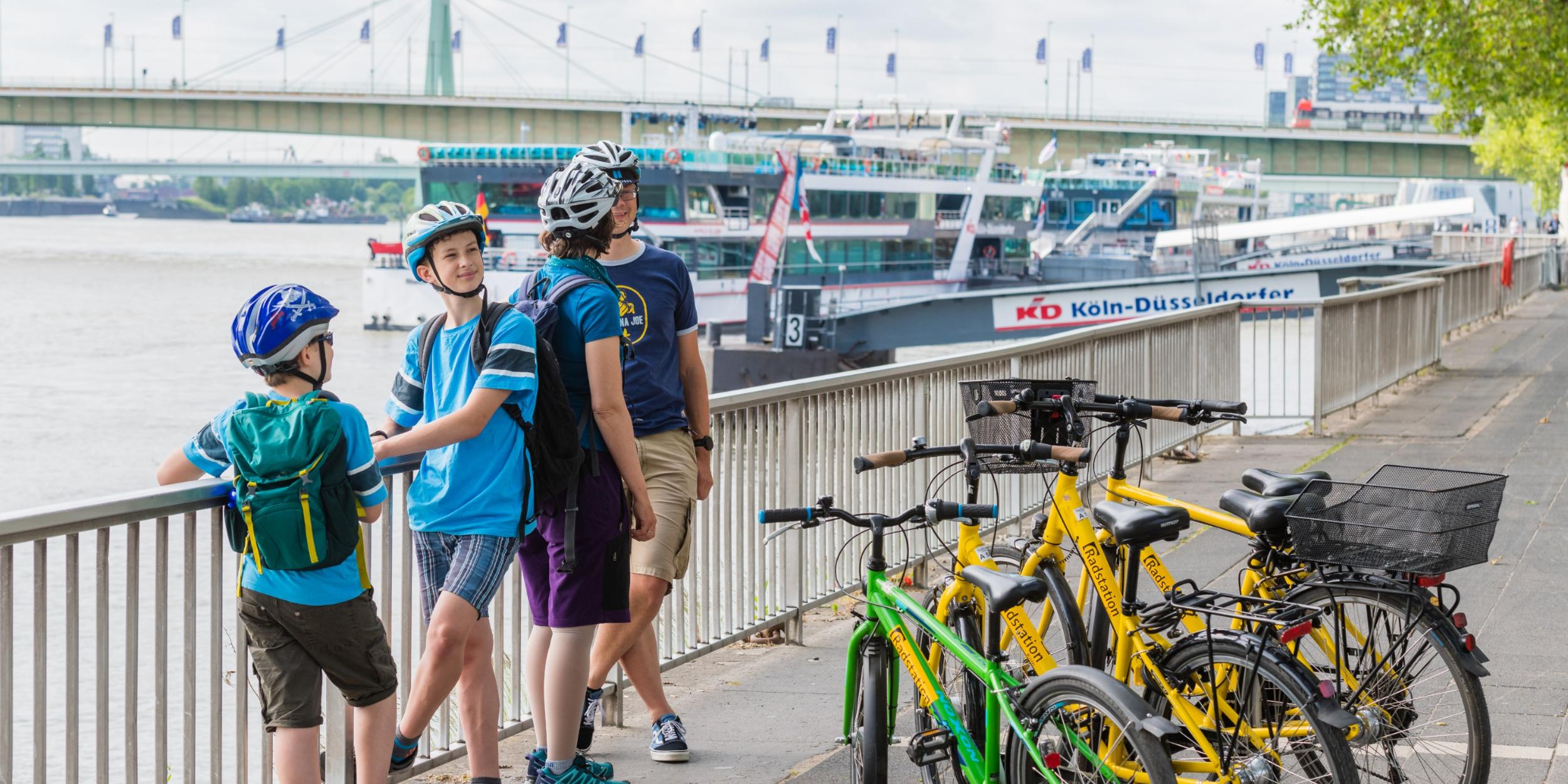 Touristen nutzen Radstationsangebote von IN VIA Köln
