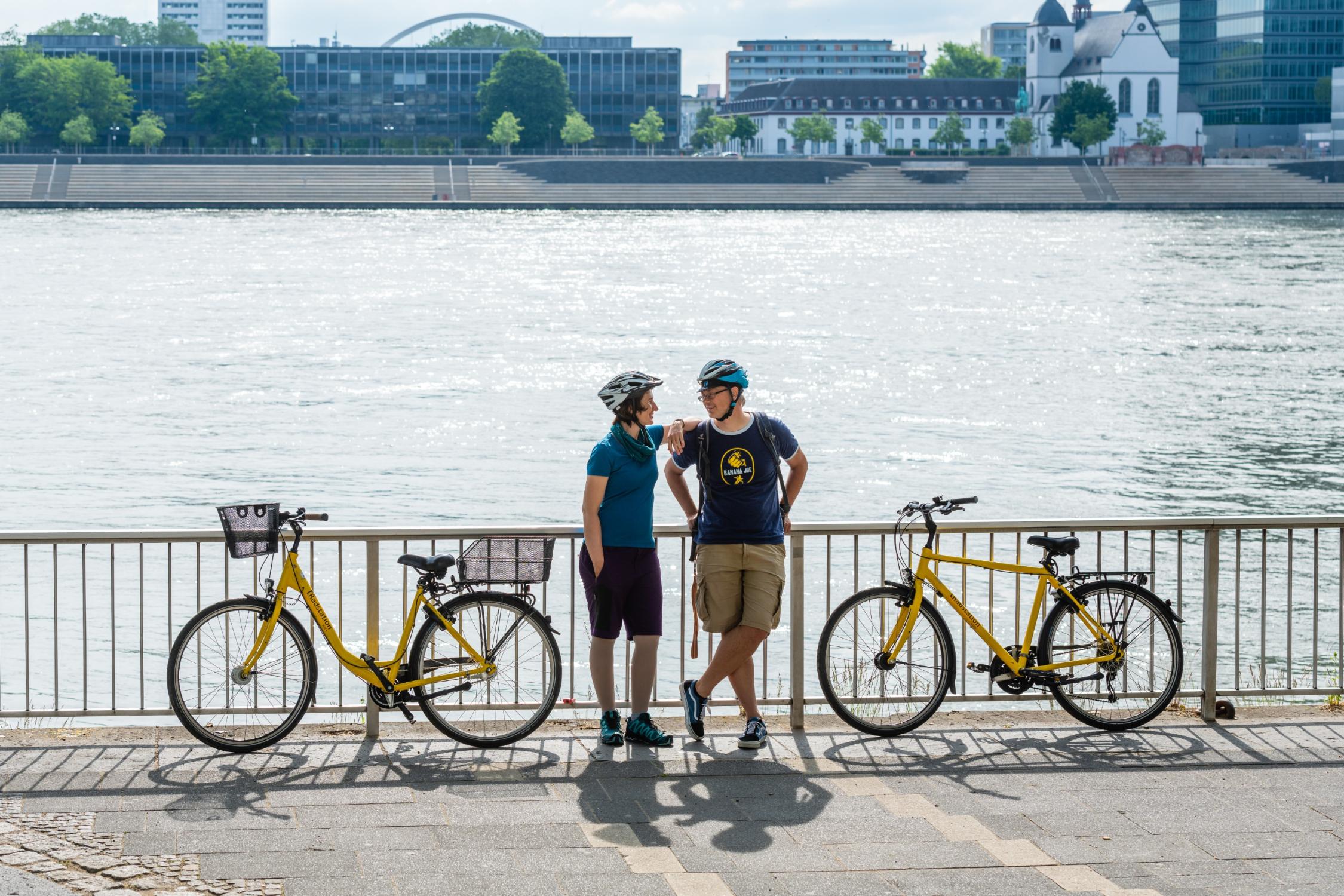 Touristenpärchen mit Leihrädern der Radstation Köln